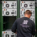 Professionele installatie van een industriële batterijopslag door Posetron techniekers